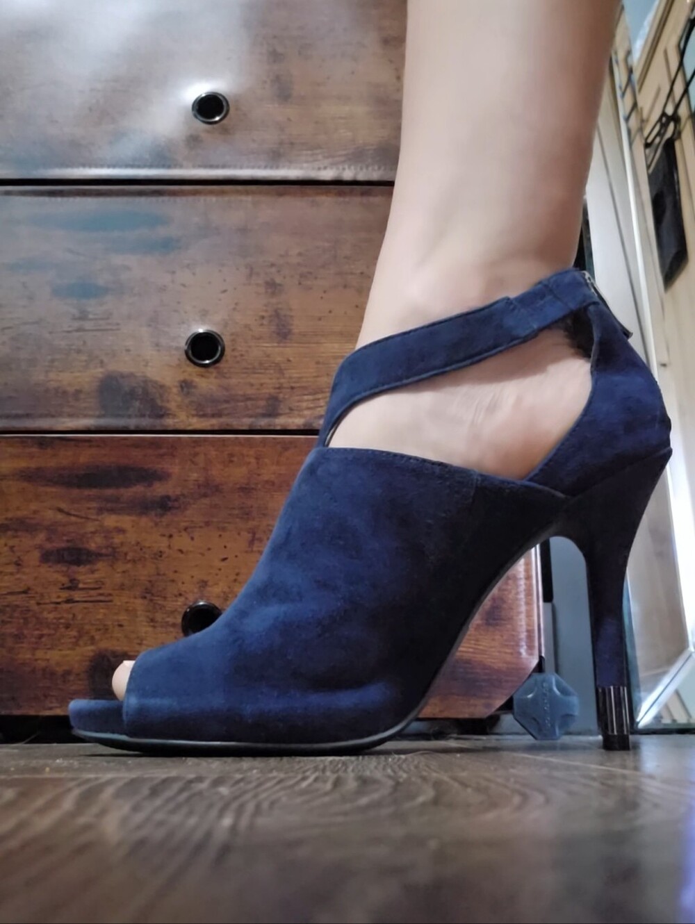 Never Worn BCBG Navy Suede Peep-Toe Heels Size 9